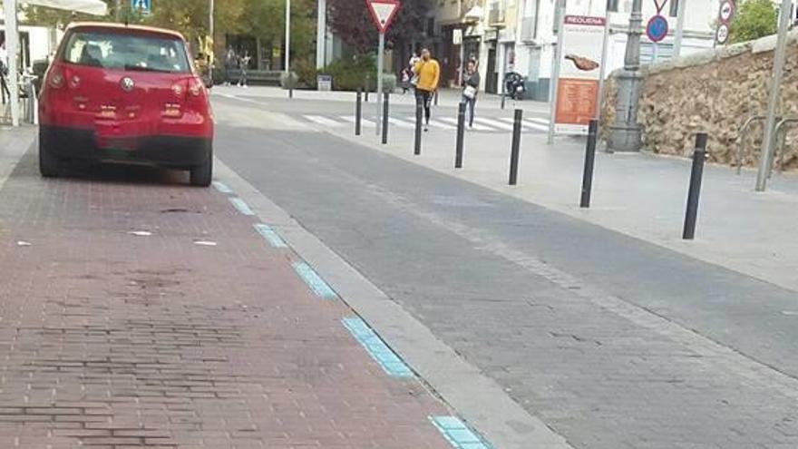 Un coche aparcado en la zona azul de Requena.