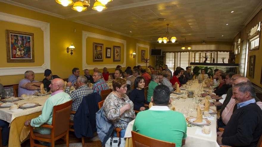 Comida de Santa Rita de funcionarios de Rodeiro, Agolada y Lalín, en Camba, el año pasado. // Bernabé/Ana Agra