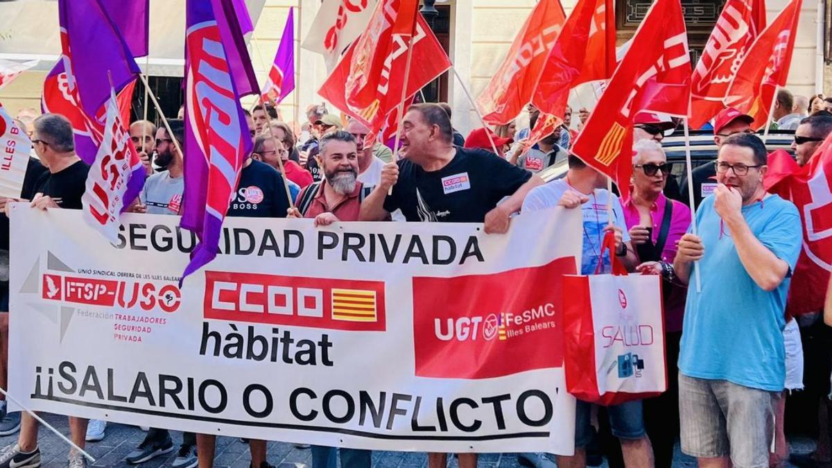 Un centenar de trabajadores de la seguridad privada protestan, ayer, frente a la Delegación del Gobierno. | UGT