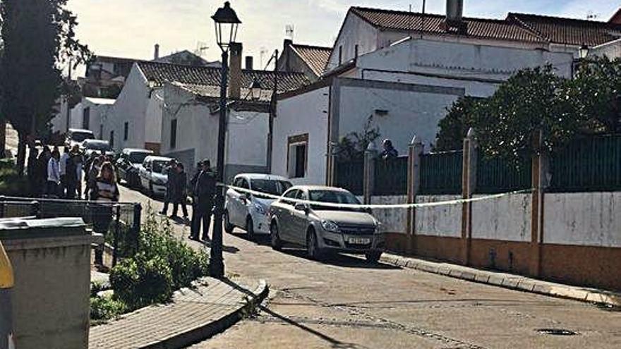 Agentes de la Guardia Civil durante la reconstrucción del crimen de Laura en El Campillo