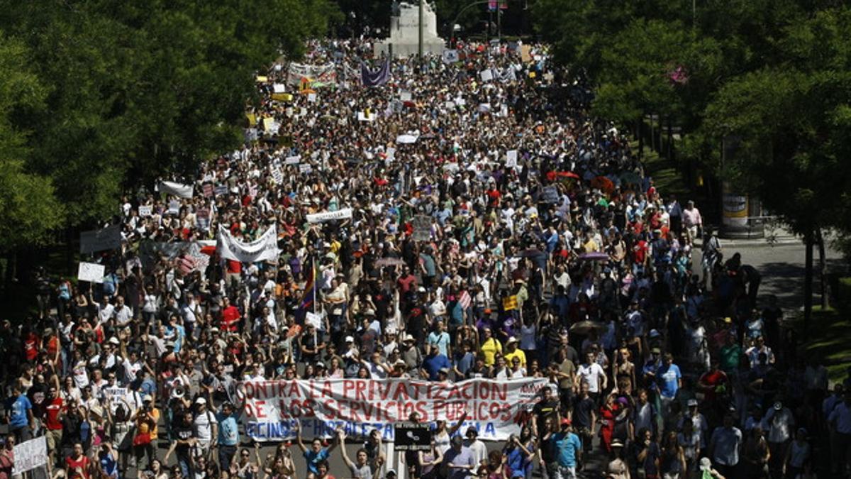 Manifestacion de indignados por el paseo de la Castellana, en Madrid, hoy