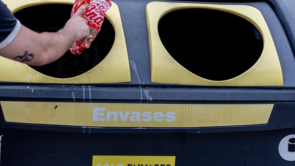 Archivo - Contenedor de basura de envases, a 10 de septiembre de 2025, en Madrid (España).