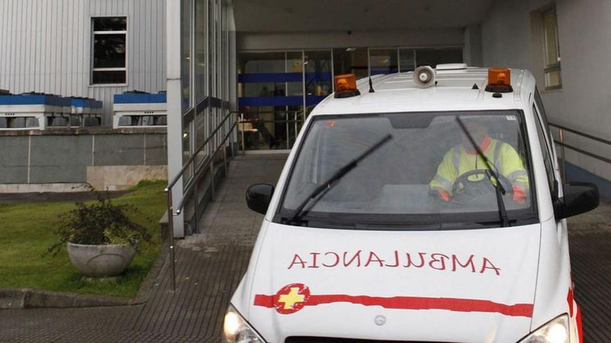 Una ambulancia, en un acceso del Hospital Universitario de Cabueñes. | Juan Plaza