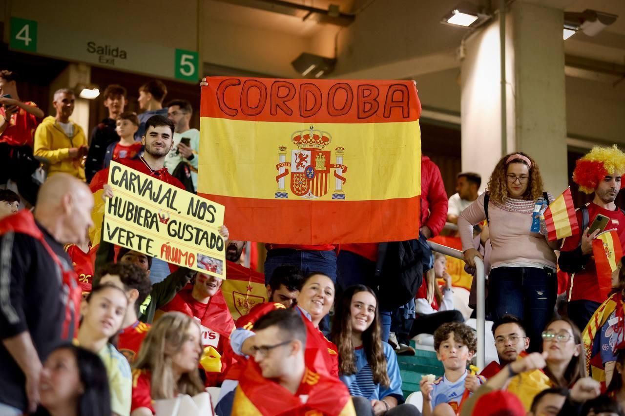 El apoyo de la afición cordobesa a la selección española, en imágenes
