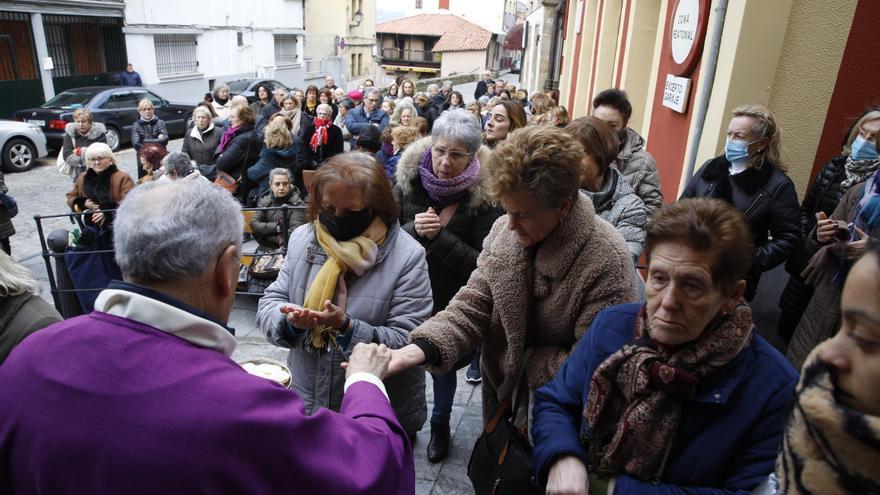 Abrigos, guantes y fervor en Cimadevilla por la misa del Cristo Redentor