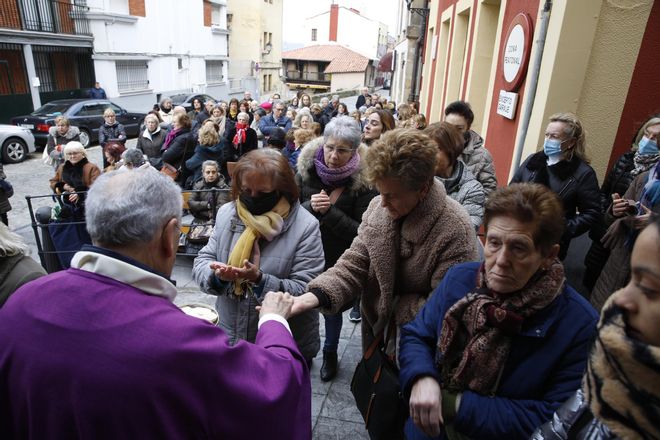 En imágenes: Abrigos, guantes y fervor en Cimadevilla