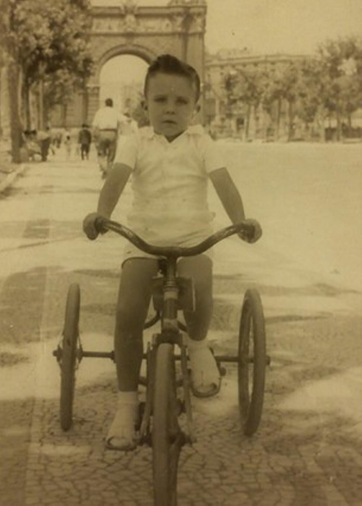 En bici por el Arc del Triomf de Barcelona.