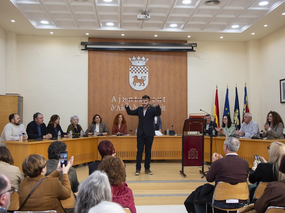 Christian Verdú, en el momento de recibir la vara de mando del Ayuntamiento.