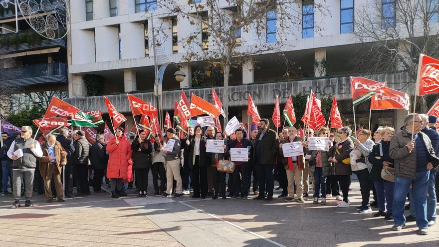 CCOO y UGT se concentran por la devolución del exceso de cuotas a la Seguridad Social por los pagos a mutualidades antes de 1978.