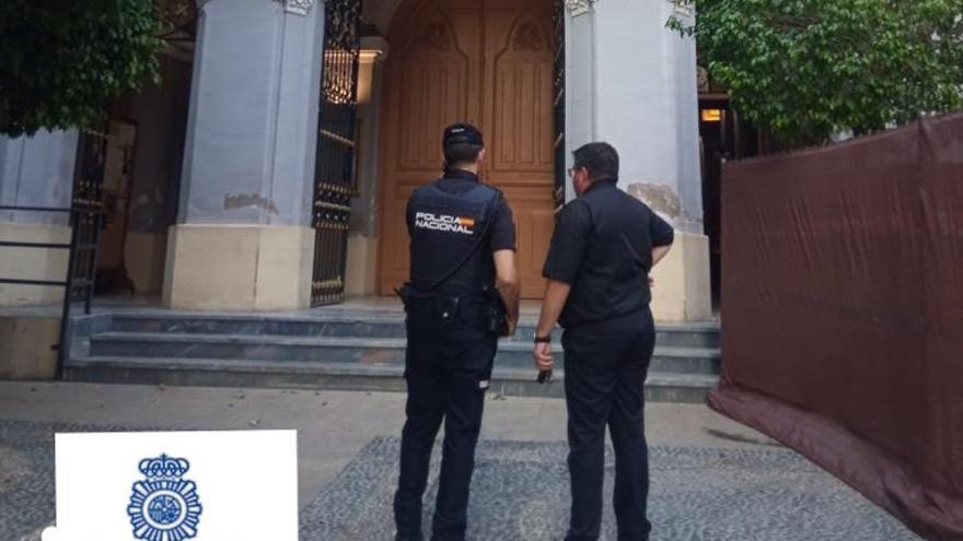 Dos agentes de la Policía Nacional en la iglesia de San Bartolomé de Murcia.