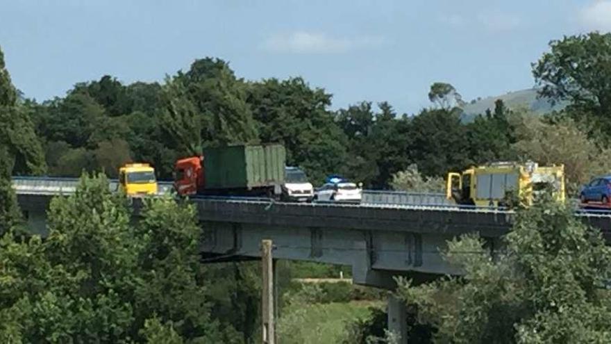 El tráfico tuvo que ser desviado por la carretera antigua a través de Nava