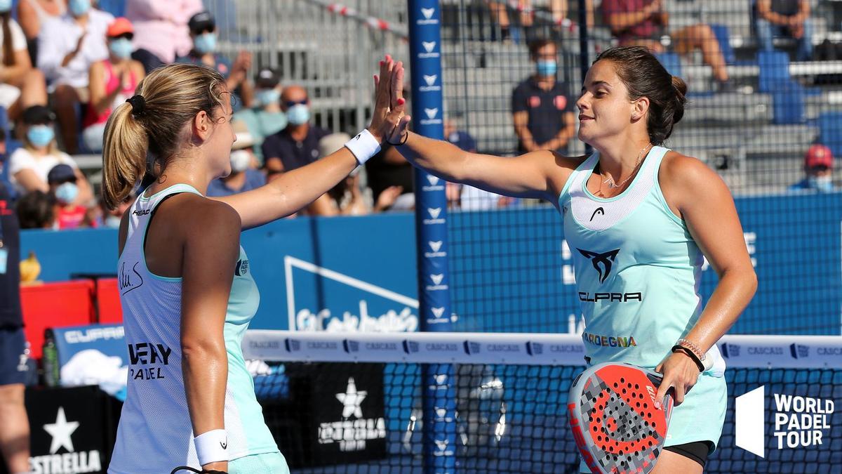 Ari Sánchez y Paula Josemaría chocan su mano este domingo en Cascais.