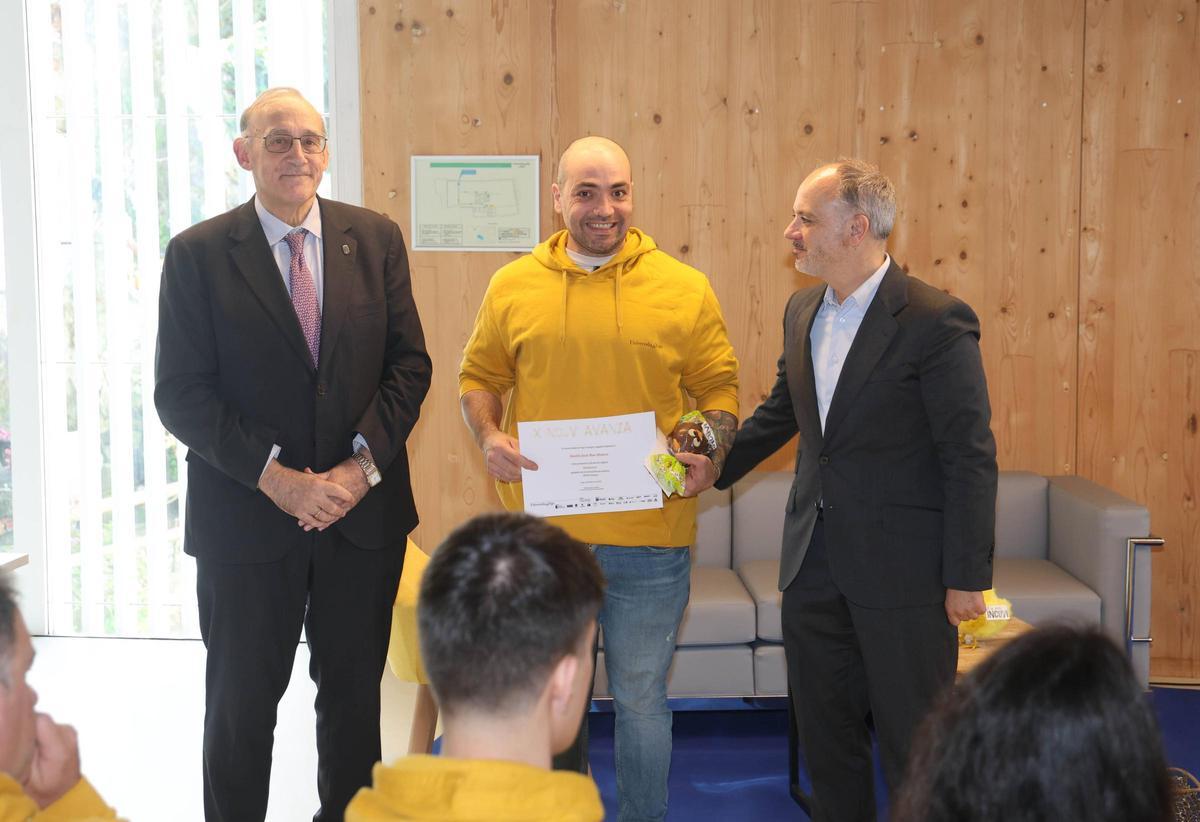 Manuel Reigosa y David Regades, con uno de los premiados.