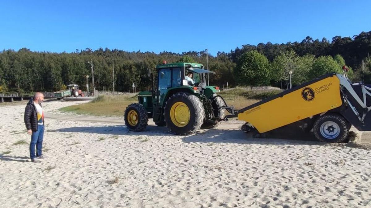 Limpieza en una playa de Poio. |   // FDV