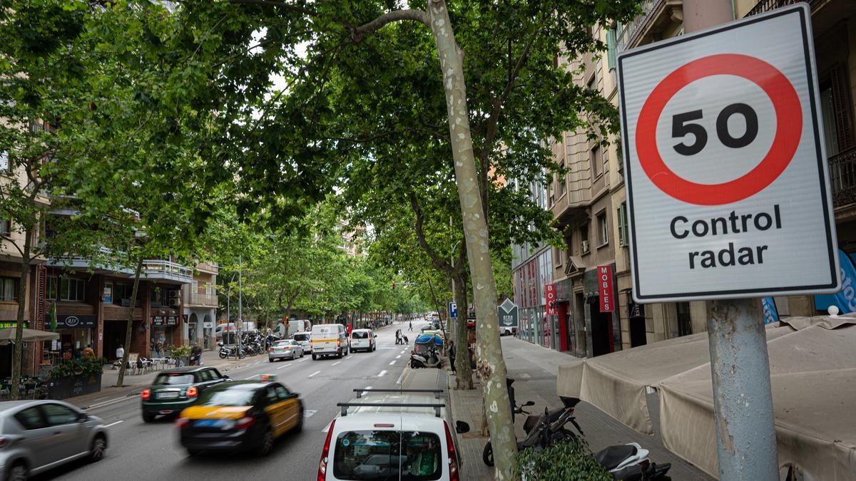La calle de Urgell, limitada a 50 km/h, con una señal que advierte de un radar que jamás existió