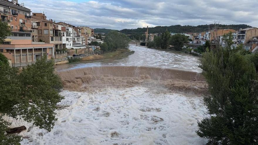 El pantà de la Baells està ple i el Llobregat baixa amb molt cabal després de la pluja de dijous