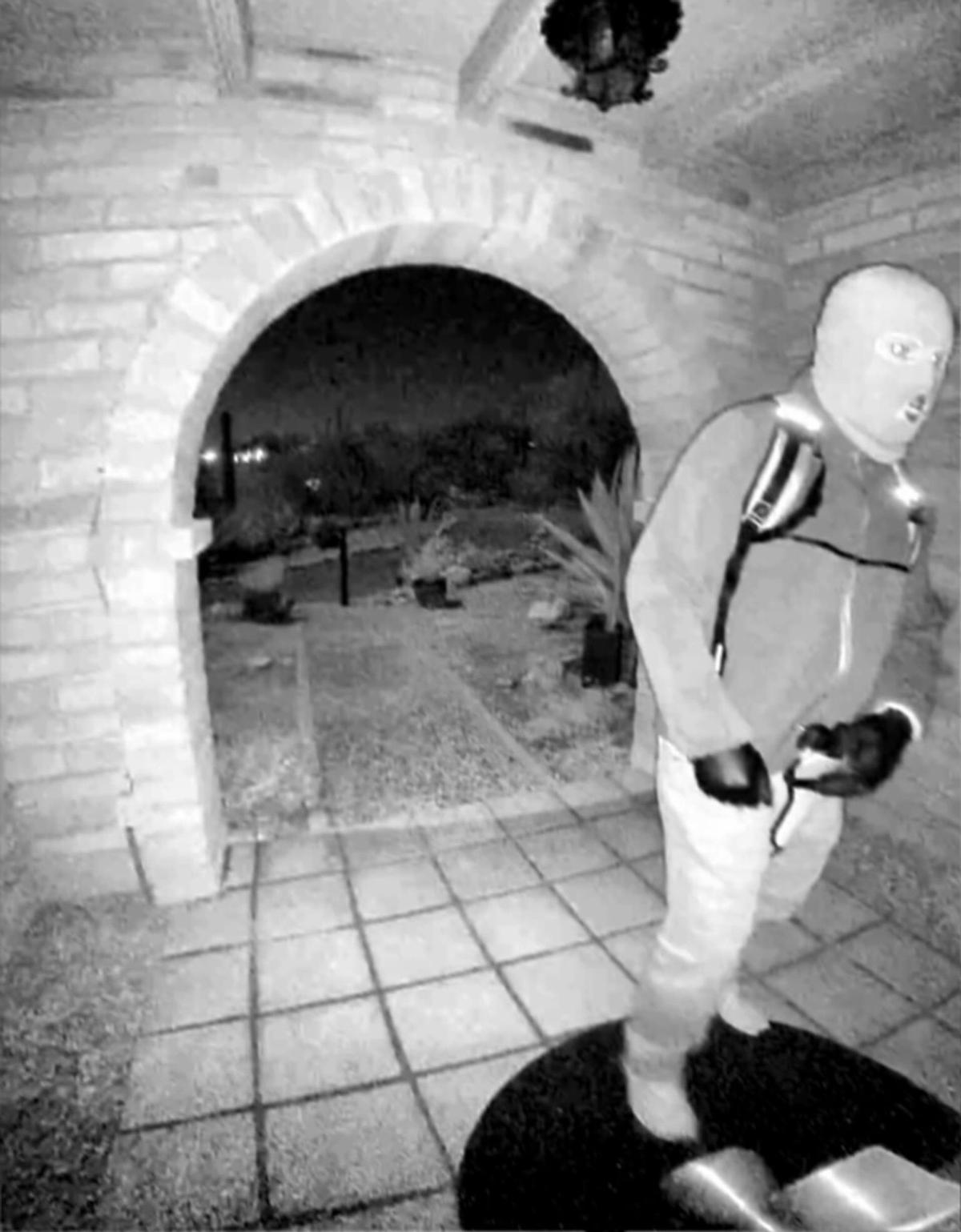 Fotografía tomada de la cuenta oficial de la red social X @FBIDirectorKash del director del FBI, Kash Patel, que muestra al posible sospechoso de la desaparición de Nancy Guthrie, la madre de la periodista de NBC Savannah Guthrie, en Tucson, Arizona, EEUU