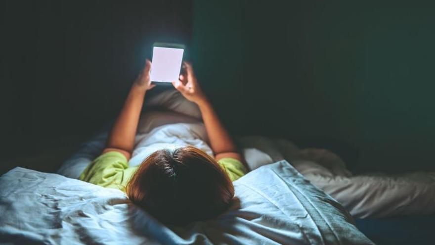 El 83% de niños/as de 12 años con insomnio tiene un móvil con internet. | L. O.