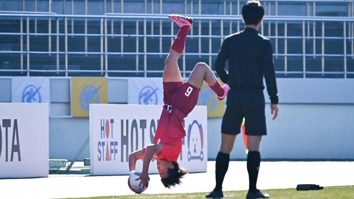 Un jugador realiza un saque de banda acrobático en el All Japan High School Tournament que se disputa desde hace más de un siglo en Japón.