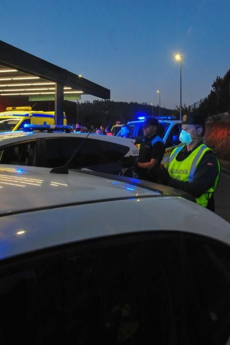 Un aplauso sanitario en el que no faltaron las sirenas ni las luces azules de los coches oficiales para apoyar al personal sanitario del hospital comarcal. // Iñaki Abella