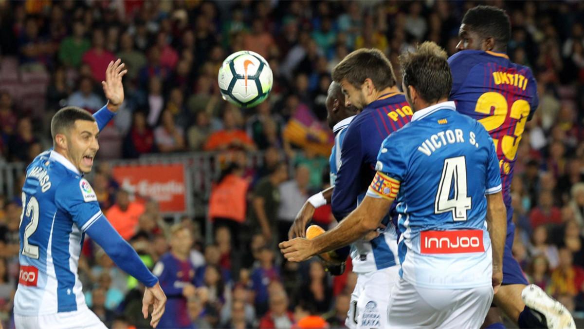 Una acción del Barça-Espanyol de la primera vuelta de la Liga 2017/18