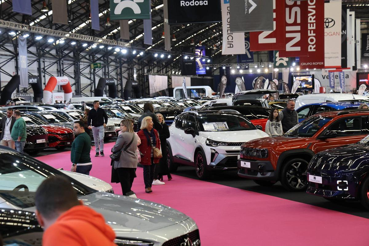 Visitantes del salón hoy, en la última jornada del evento, que se celebró en el Ifevi desde el miércoles.