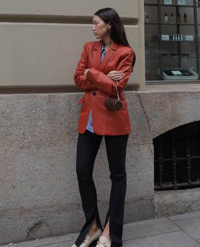 Melissa Villareal con americana, pantalón y mocasines de Uterqüe