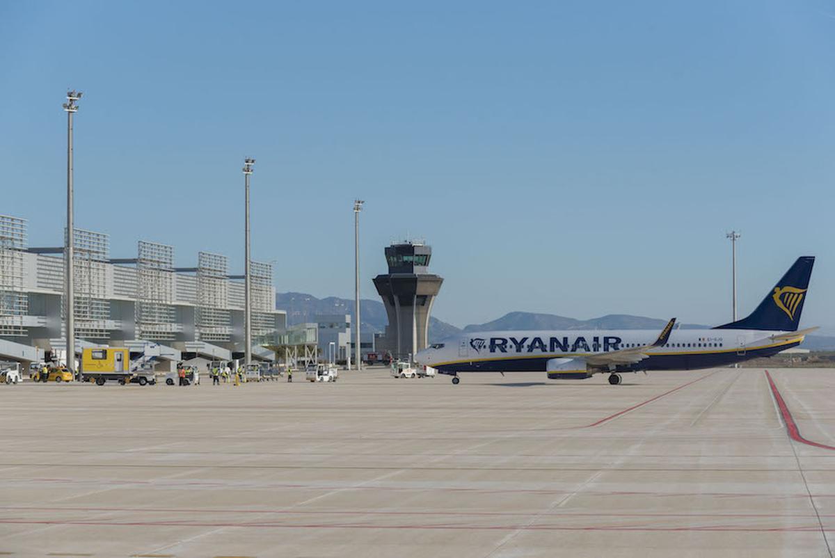 Un avión de Ryanair en la pista del Aeropuerto Internacional de la Región de Murcia.