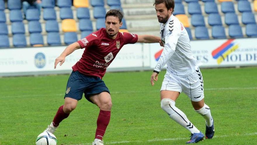 Mouriño protege el balón ante un jugador de la Cultural Leonesa en el partido del pasado curso en Pasarón. // Rafa Vázquez