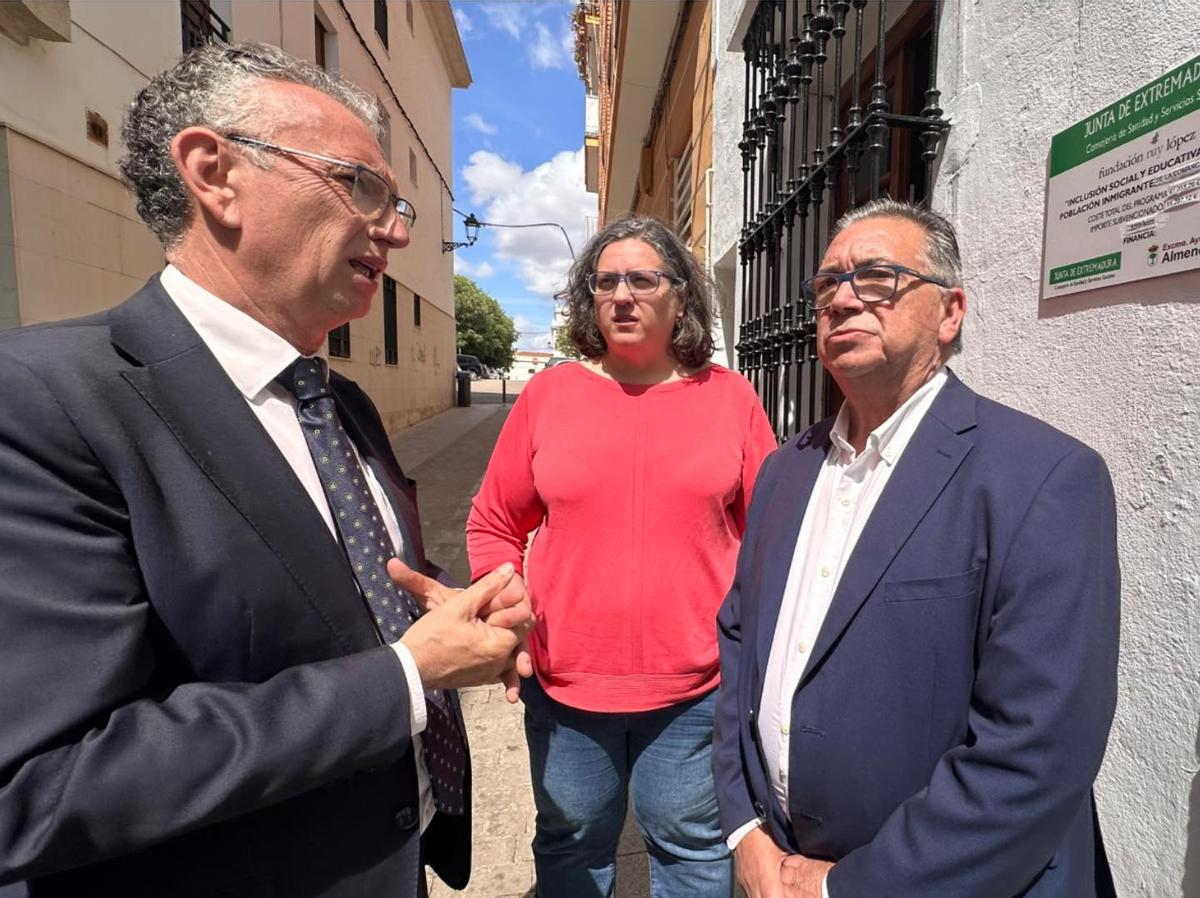 Visita de José Luis Quintana, a la izquierda, a la Fundación Ruy López en Almendralejo.