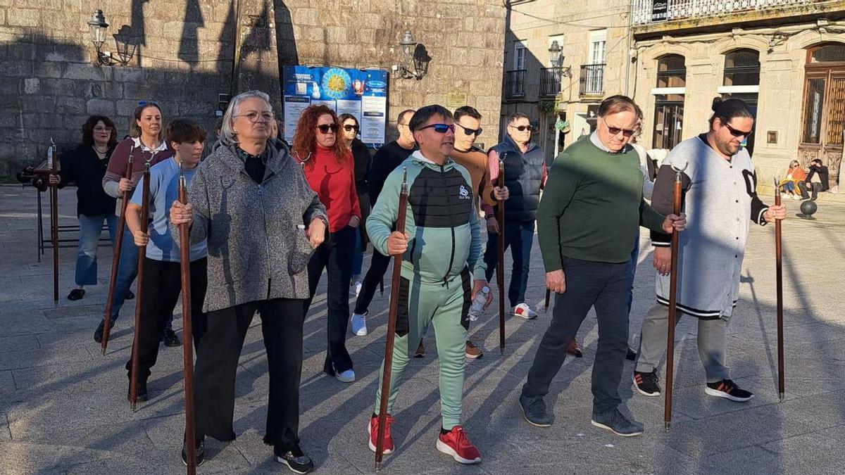Un  ensayo de las procesiones en la Praza do Concello de Baiona.