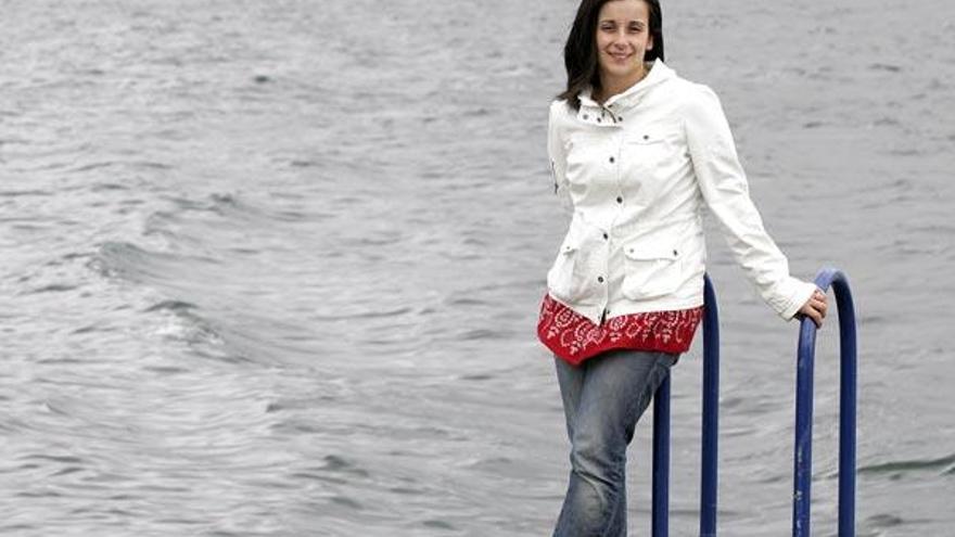 La investigadora María del Mar Costa Portela, ayer, frente a un polígono de bateas en Moaña.