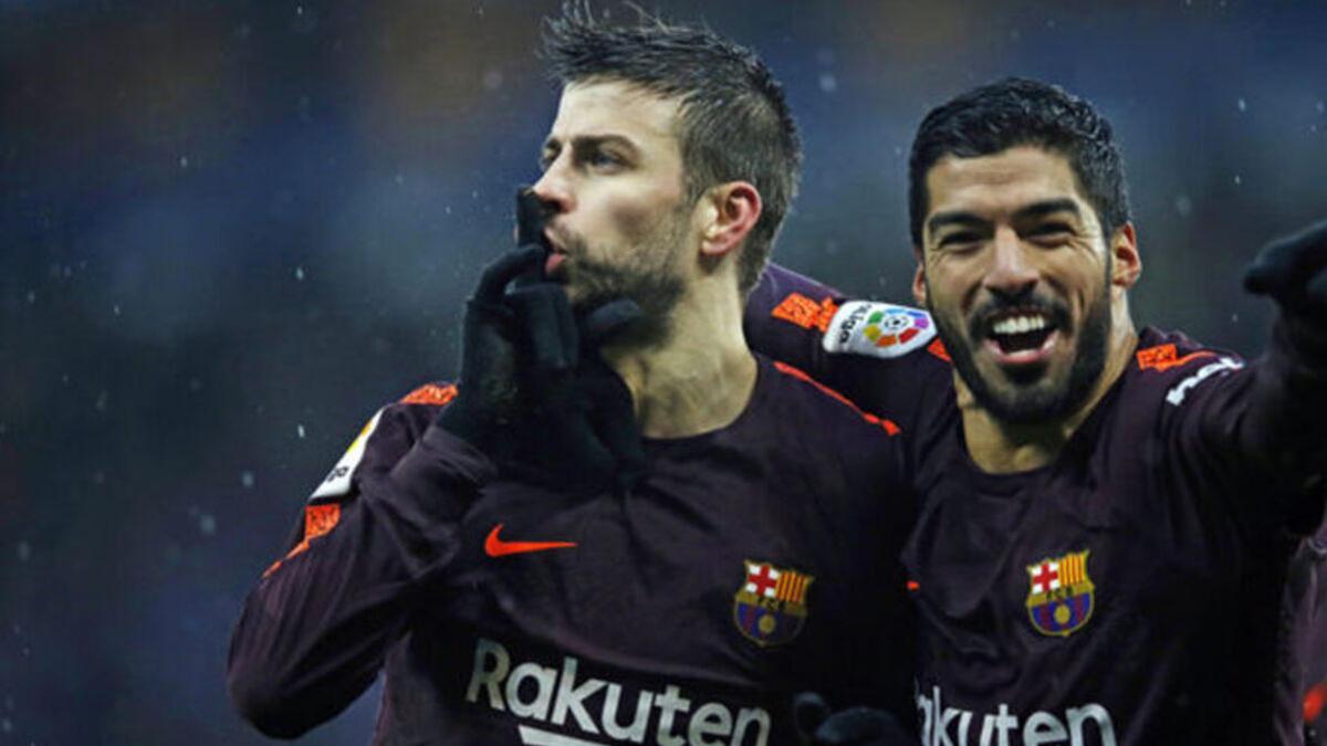 Piqué mandando callar a la afición del Espanyol