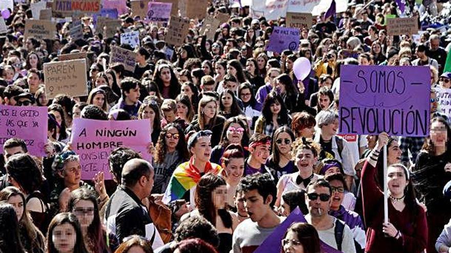 Joves participant en una manifestació durant el 8-M