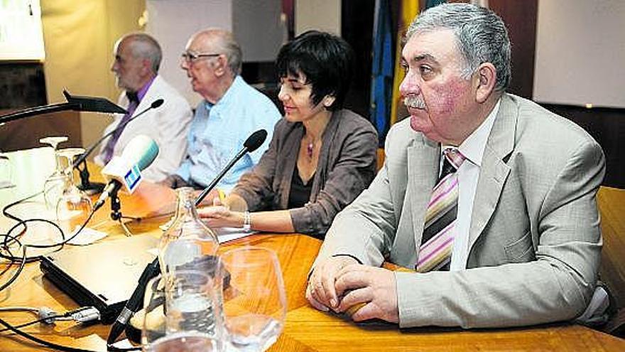 De izquierda a derecha, Paulino Tuñón, Teodoro López-Cuesta, María Martínez-Cachero e Ignacio Gracia Noriega.