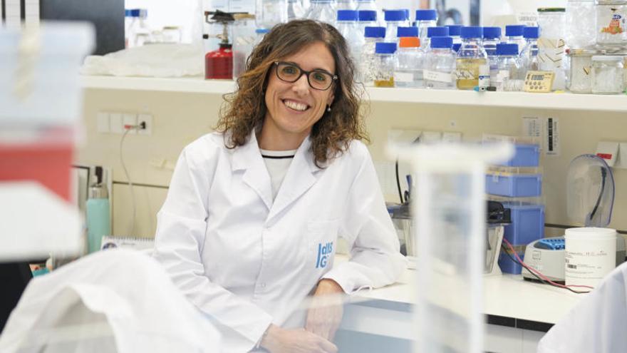 La investigadora Judit Bassols, a l&#039;interior de l&#039;Idibgi al Parc Hospitalari Martí i Julià de Salt.