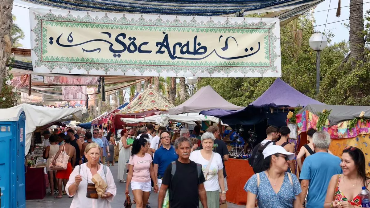 El zoco árabe llena de aromas, artesanía y gastronomía el paseo Gómiz de Alicante