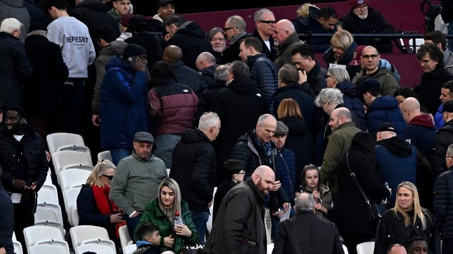 Los aficionados del West Ham abandonan a su equipo antes del descanso