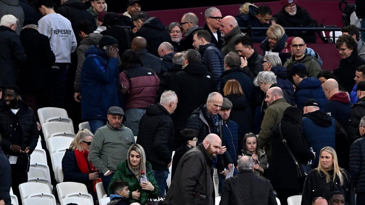 Los aficionados de West Ham abandonas sus asientos antes del descanso
