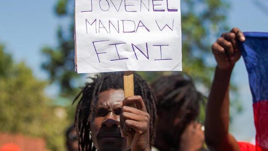 Manifestantes participan en una protesta para exigir la renuncia del presidente Jovenel Moise en Puerto Príncipe (Haití).