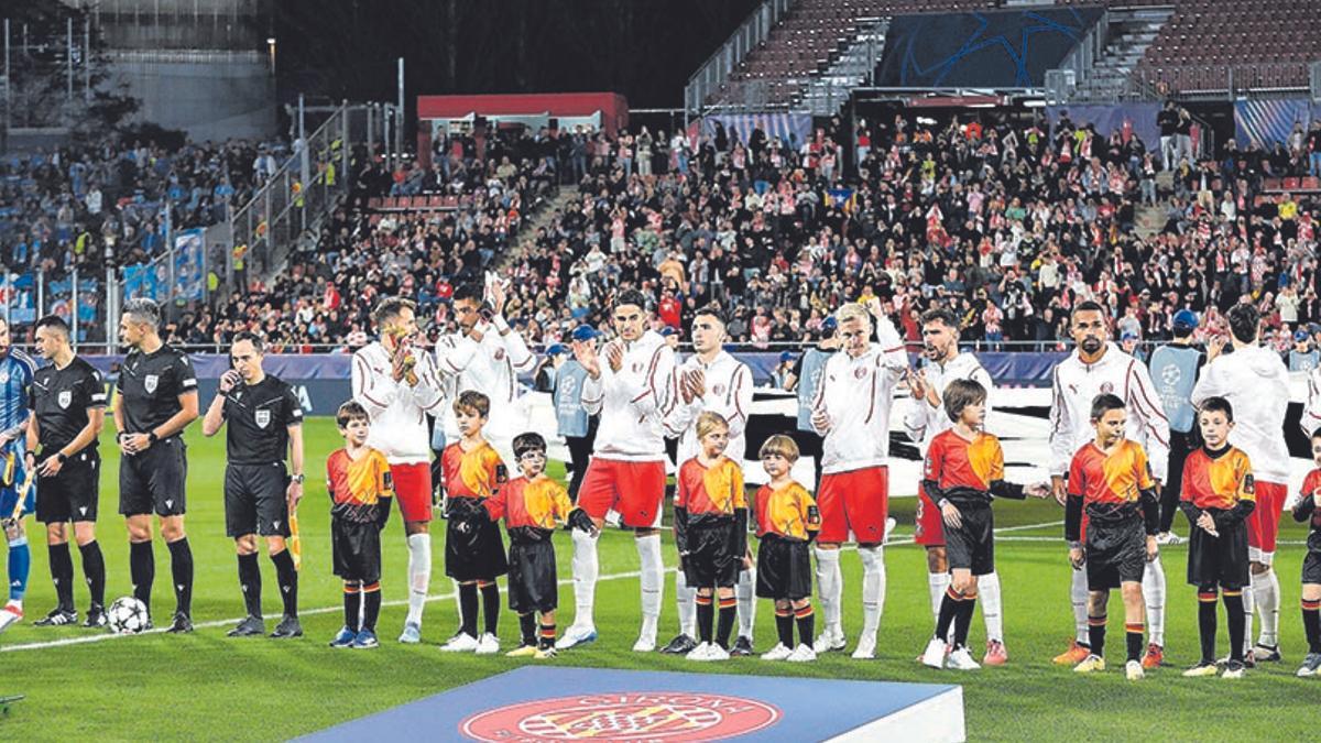 L’onze del Girona en el moment que sona l’himne de la Champions a Montilivi