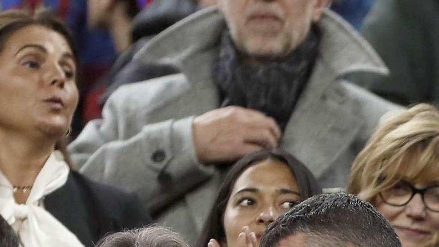 Mas y el consejero Santi Vila, el miércoles, en el palco del Camp Nou.