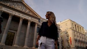 Cayetana Álvarez de Toledo, frente al Congreso de los Diputados.