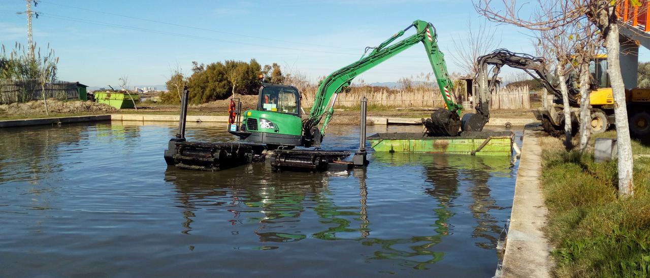 Operación de dragado de l&#039;Albufera, en una imagen de archivo.