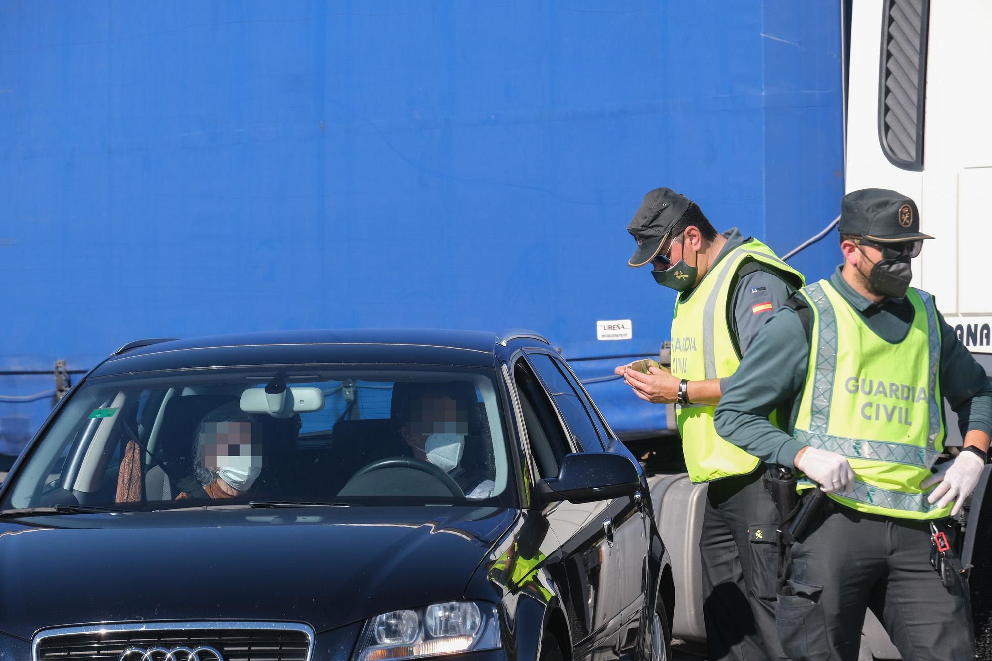 Controles en la autovía tras el cierre perimetral de la Comunidad Valenciana