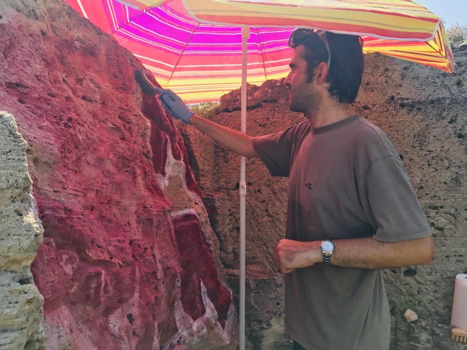 Borrar las pintadas vandálicas de sa Punta Negra de Santanyí cuesta 3.000 euros