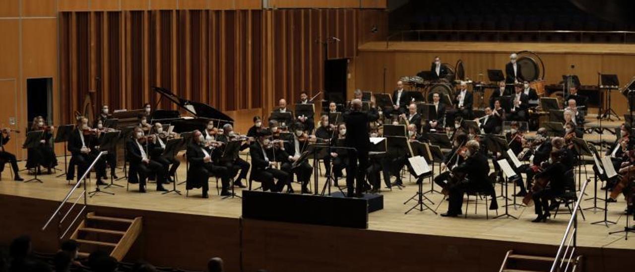 La OSPA, durante el concierto de ayer en el Auditorio.