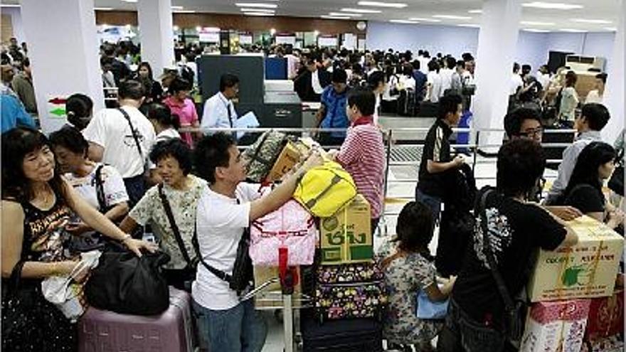 L&#039;aeroport d&#039;U-Tapao va registrar grans cues de persones que volien sortir del país.