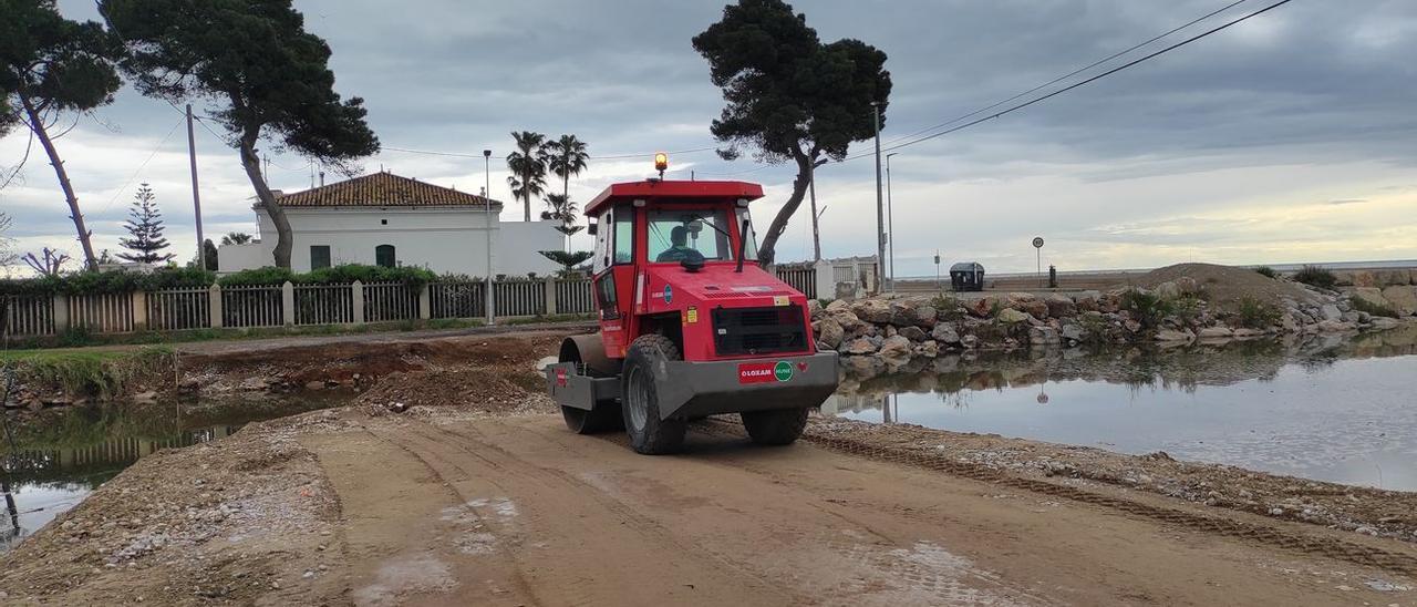 Imagen de la última reparación de la pasarela del Clot por las fuertes lluvias caídas el pasado mes de abril.