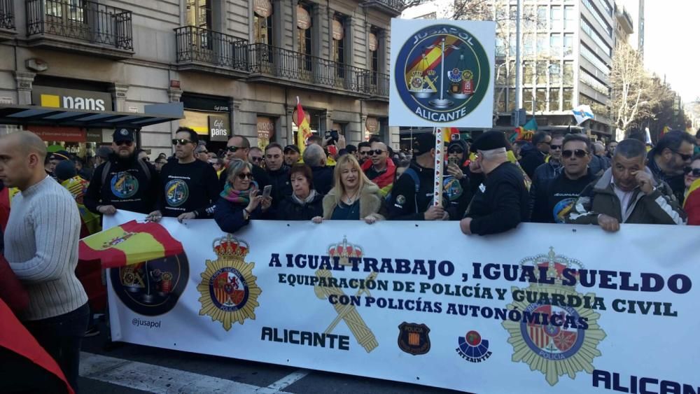 Más de 500 agentes de Alicante piden la equiparación salarial en Barcelona